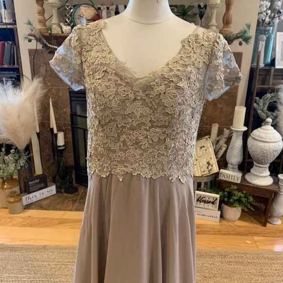 Corset Back Lace Appliques and Chiffon Mother of The Bride Dress Size 12 NWOT - Picture 2 of 5